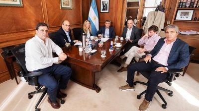 El Gobierno anunci que inici conversaciones con empresas privadas para hacerse cargo de Aerolneas Argentinas