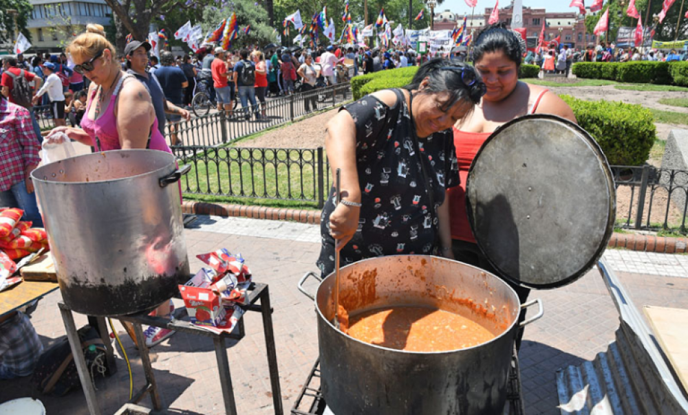 Jornada solidaria y de protesta en Plaza de Mayo: ATE Capital realiza una olla popular frente a Casa de Gobierno