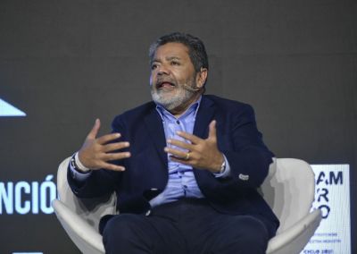 Sentado al lado de Julio Cordero, Gerardo Mart�nez se quej� de que �en Argentina no hay seguridad jur�dica�
