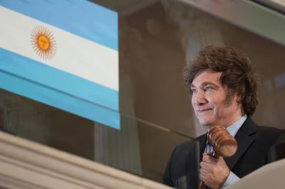 El riesgo pa�s perfor� el piso de 1300 puntos y alcanza el nivel m�s bajo en cuatro meses