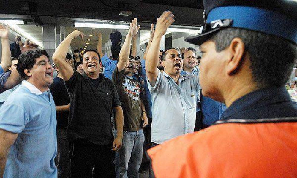 Delegados rebeldes del subte opinaron que "los pasajeros no son rehenes" del paro