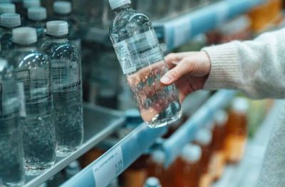 Crece el consumo de agua embotellada pese a las dudas sobre su seguridad