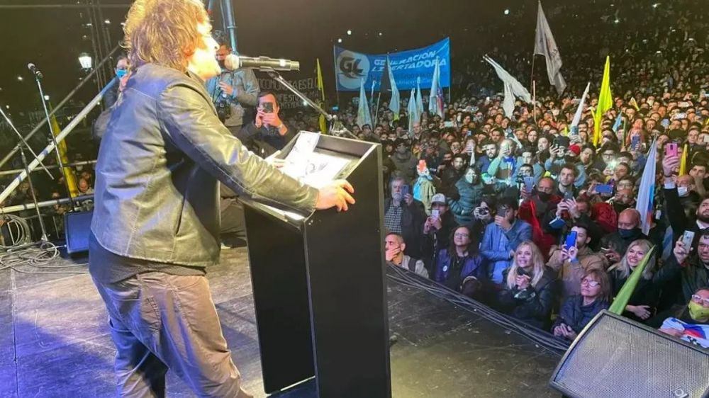 Micros para llevar gente y el desafo de hacer un acto con la gestin en jaque: Milei vuelve al Parque Lezama