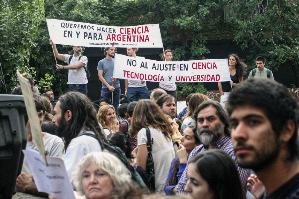 Ante el filo de la motosierra, otra vez el nico escape es Ezeiza