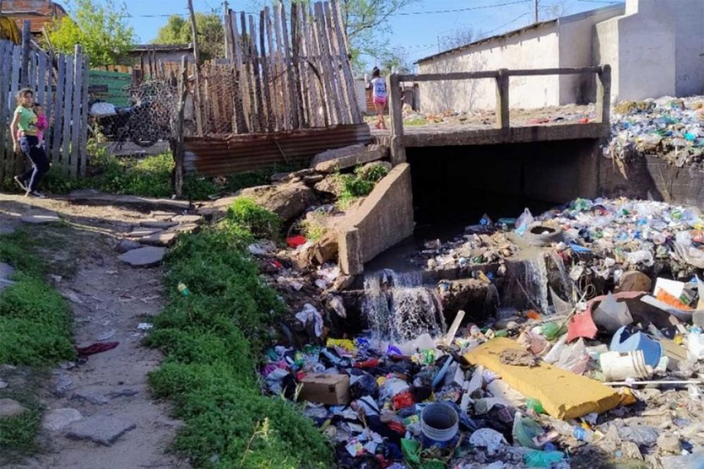 Basura tirada en cualquier parte. Es un comportamiento de Concordia. Hay un problema cultural de todas las clases sociales