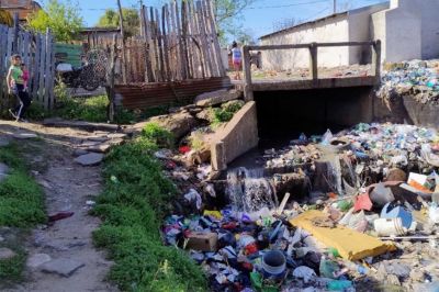 Basura tirada en cualquier parte. Es un comportamiento de Concordia. Hay un problema cultural de todas las clases sociales