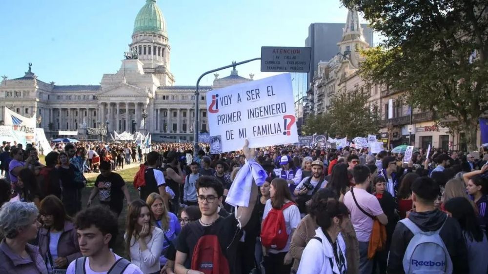 Una nueva marcha universitaria desafa al veto del Gobierno, que responde con ataques a la educacin pblica