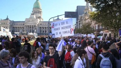 Una nueva marcha universitaria desafa al veto del Gobierno, que responde con ataques a la educacin pblica