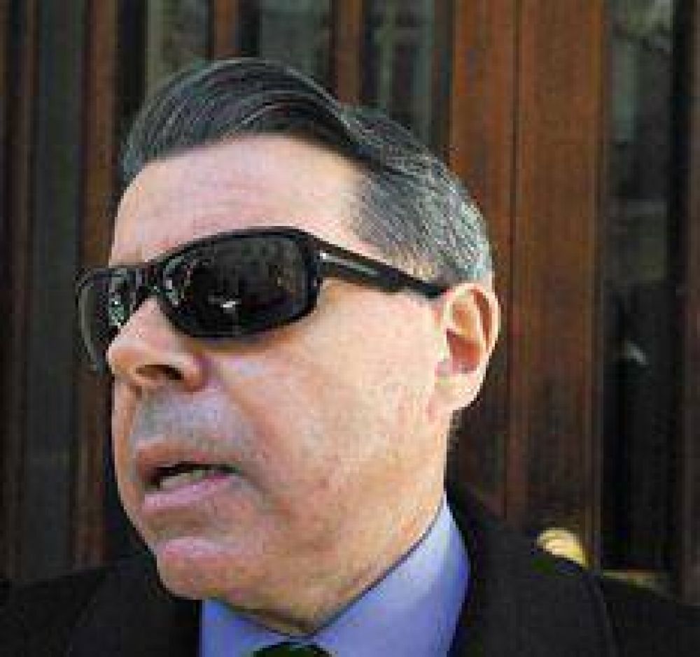 Quiso allanar, pero no lo dejaron