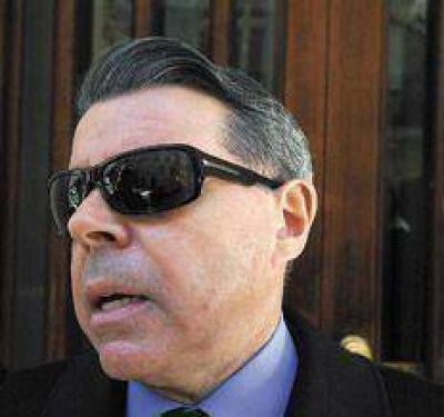 Quiso allanar, pero no lo dejaron