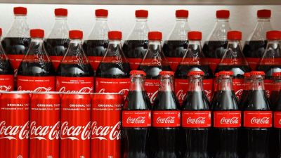 Coca Cola planea despedir a cientos de trabajadores en Alemania: as es su plan de reestructuracin