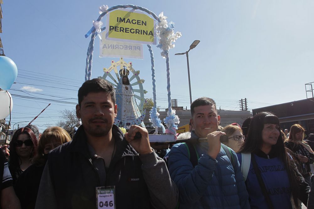 Miles de fieles peregrinan a Lujn para pedirle y agradecerle a la Virgen