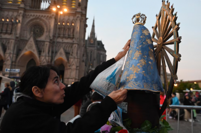 Miles de fieles asistieron a la misa central frente a la Baslica tras participar de la 50 Peregrinacin Juvenil a Lujn