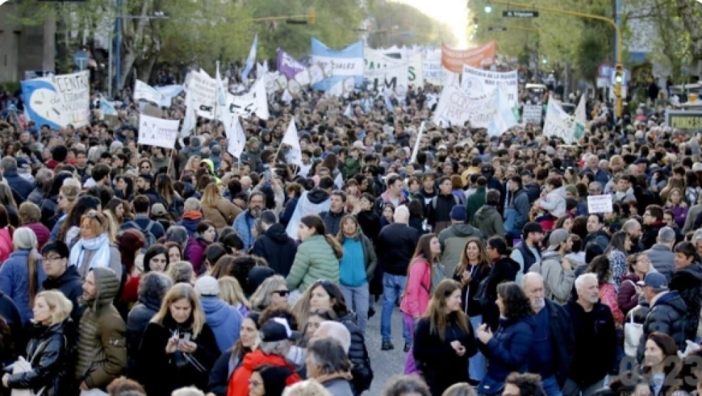 Charlas en la Arena: El veto que parte aguas, un silencio de cuatro meses y cerca de una sentencia clave