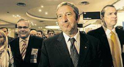Para Cobos es "lamentable" el bloqueo de Moyano a los diarios