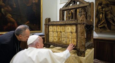 Histrico: Papa Francisco ante la ctedra del apstol San Pedro en veneracin personal