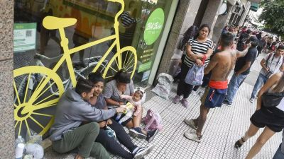 Con la demanda de alimentos disparada en los comedores populares, vuelve la �Fila del Hambre� a la puerta de Capital Humano