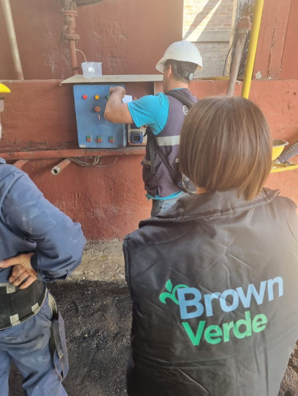 ACUMAR y el Municipio de Almirante Brown clausuraron una qumica del parque industrial que contaminaba el Arroyo del Rey