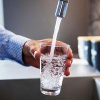 El motivo por el que no siempre es mejor beber agua embotellada que del grifo