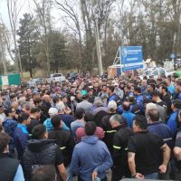 Multitudinaria movilizacin por las calles de Ro Tercero contra el cierre de la Petroqumica: Esto son los 90s recargados