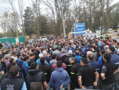 Multitudinaria movilizacin por las calles de Ro Tercero contra el cierre de la Petroqumica: Esto son los 90s recargados