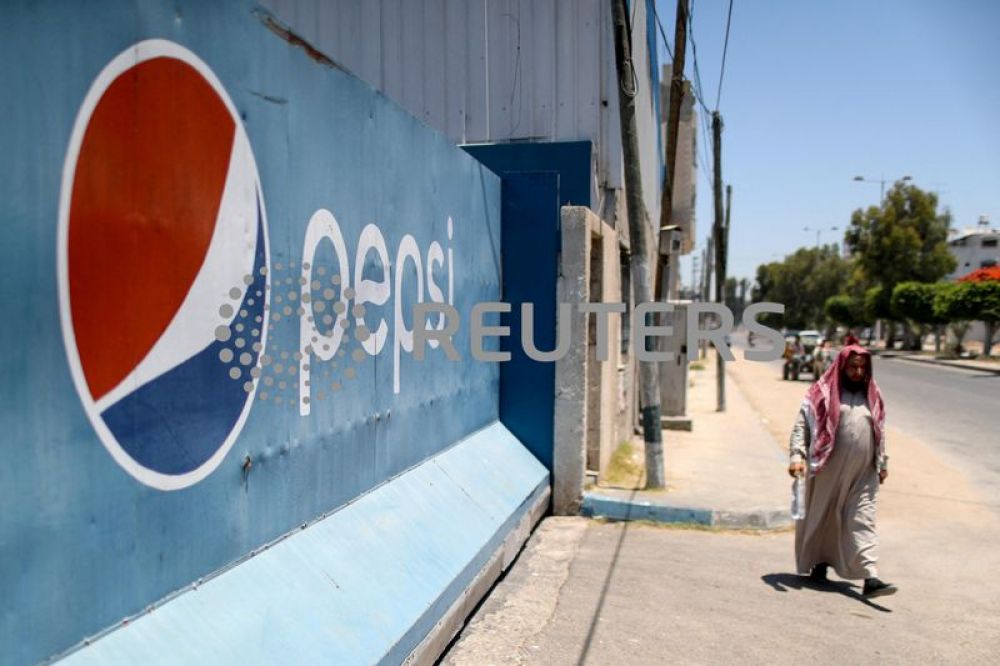 Exclusiva-En Cisjordania, los embotelladores de Pepsi y Coca-Cola enfrentan escasez de latas y azcar