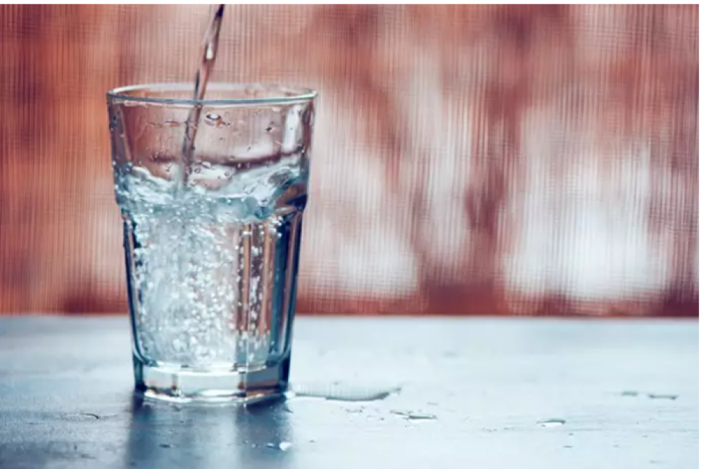 Analizan el agua embotellada y del grifo en todo el mundo, y esto es lo que han encontrado