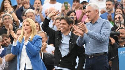 Axel Kicillof en Berisso, rodeado de dirigentes sindicales, valor al movimiento obrero y respald a Cristina en la causa Vialidad: Unidad, unidad, unidad