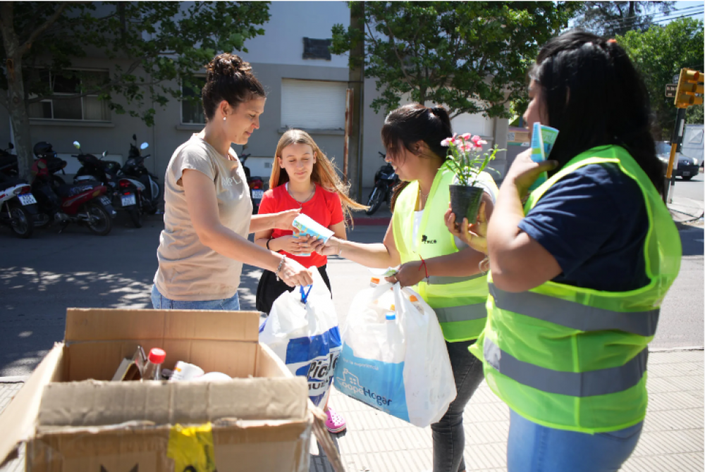 Exitosa jornada de Eco-canje en General Pico: vecinos intercambiaron reciclables por plantines