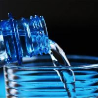 El 99% de agua embotellada contiene qumicos permanentes en su interior. As puede afectarte