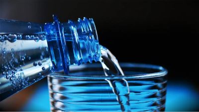 El 99% de agua embotellada contiene qumicos permanentes en su interior. As puede afectarte