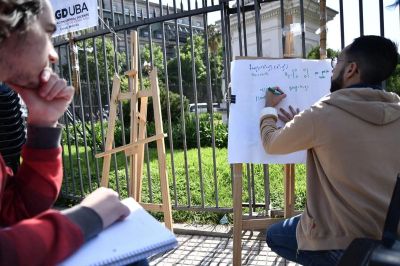 El salario en el epicentro del conflicto universitario: docentes con diez a�os de antig�edad cobran $ 200.000
