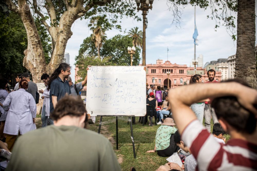 Protestas convergentes en Plaza de Mayo: el rechazo al gobierno de Milei toma fuerza