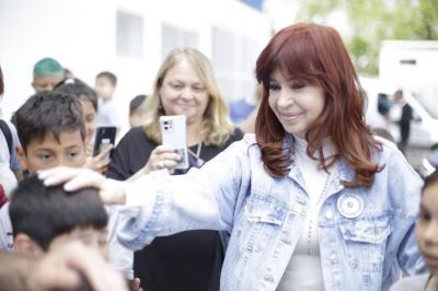 La interna del PJ: Cristina Kirchner inicia una mini campaa de 20 das en el territorio de Kicillof