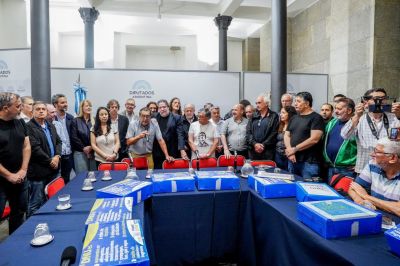 Las dos CTA, junto a 60 organizaciones, presentaron medio milln de firmas en el Congreso contra el DNU 70/23