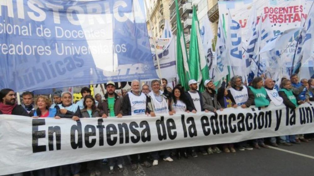 Docentes universitarios convocan a un paro nacional para defender la educacin pblica