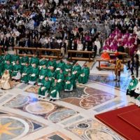 El Papa invita a la Iglesia a 