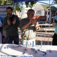 UTHGRA San Martn endulza el aniversario de Villa Ballester con una torta gigante