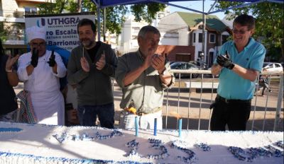 UTHGRA San Martn endulza el aniversario de Villa Ballester con una torta gigante