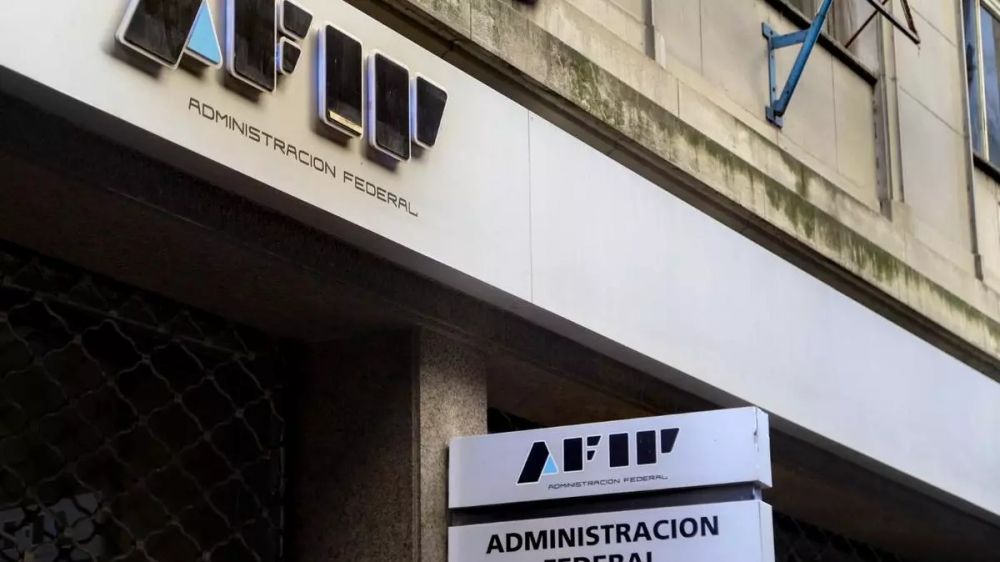 Del hachazo en AFIP al blanqueo de capitales: las medidas de Milei que favorecen a los hroes evasores