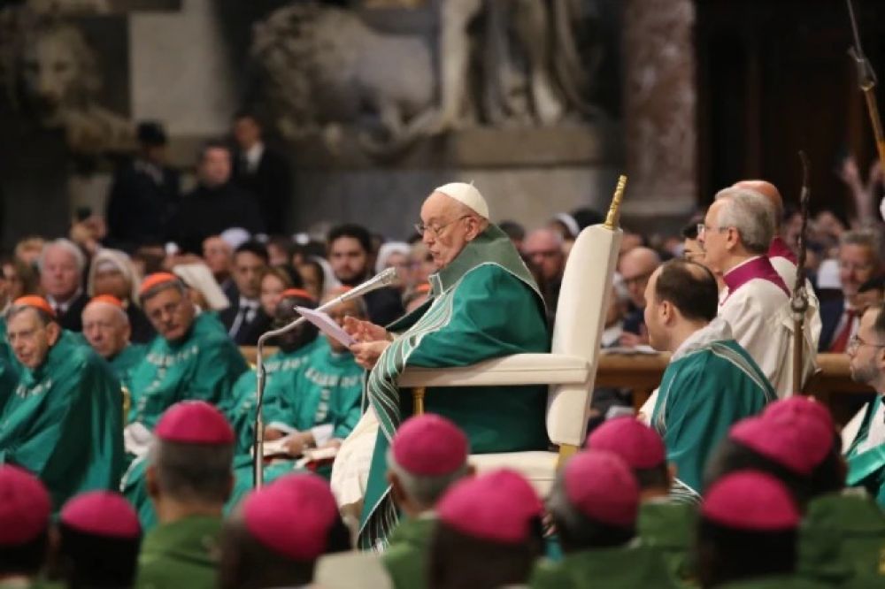 En la Misa de clausura del Snodo, el Papa Francisco pide una Iglesia que escuche el clamor del mundo