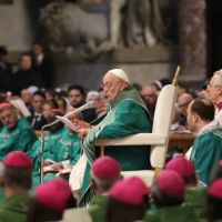 En la Misa de clausura del Snodo, el Papa Francisco pide una Iglesia que escuche el clamor del mundo