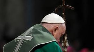 El Papa: Una Iglesia sinodal de pie que recoge el grito de los que sufren