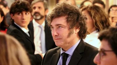 Javier Milei rinde examen en la Mediterrnea, la tribuna cavallista que lo aplaude, pero tambin le pega