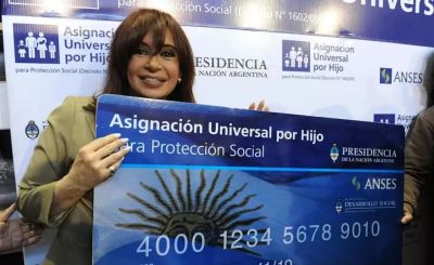 CFK reivindic la AUH y se la enrostr a Javier Milei: 