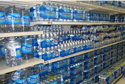 Espaa: Un estudio cientfico pide a la poblacin dejar de consumir agua embotellada: Se cree que es ms segura, pero no es as