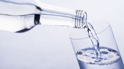 Por qu se recomienda consumir menos agua embotellada, segn un estudio cientfico