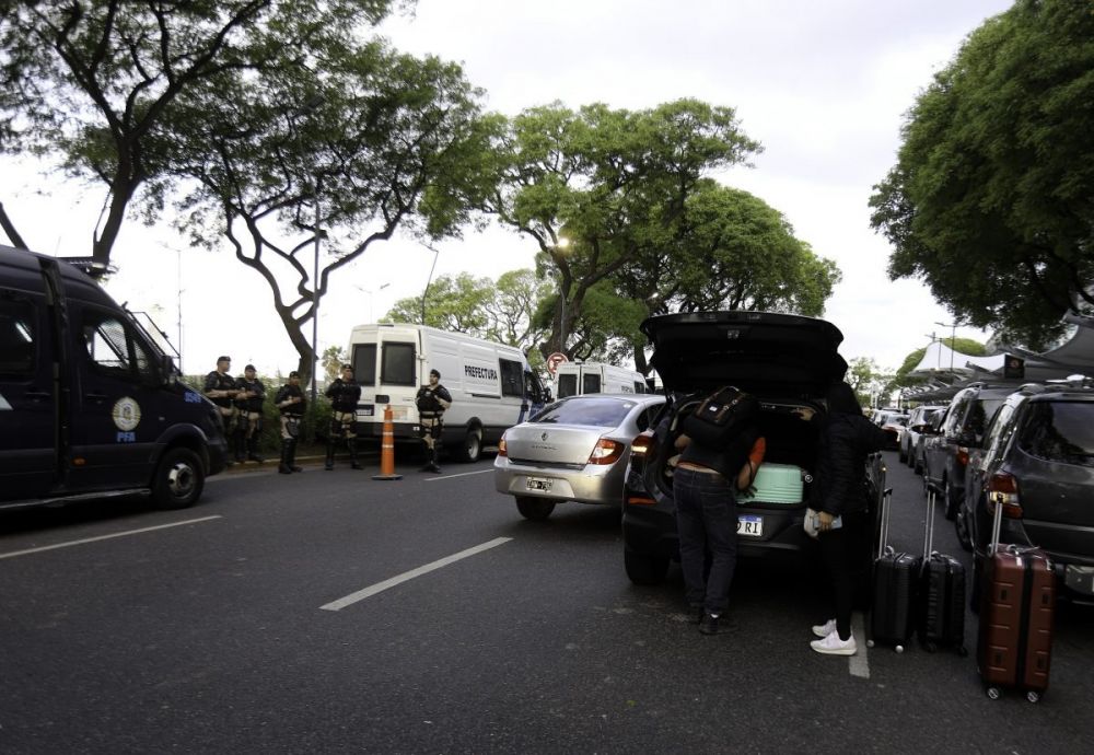 El Gobierno oficializ que las fuerzas de seguridad puedan brindar servicios de rampa en aeropuertos para derrotar a los gremios aeronuticos