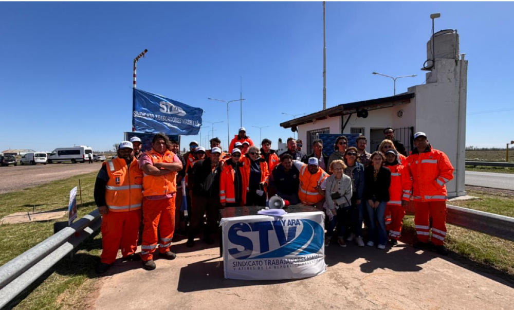 Trabajadores Viales Nacionales realizaron un abrazo simblico contra el desfinanciamiento de Vialidad Nacional