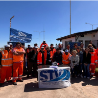 Trabajadores Viales Nacionales realizaron un abrazo simblico contra el desfinanciamiento de Vialidad Nacional